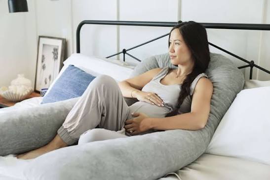 How to Use a Pregnancy Pillow Correctly for Back, Belly, and Knee Support
